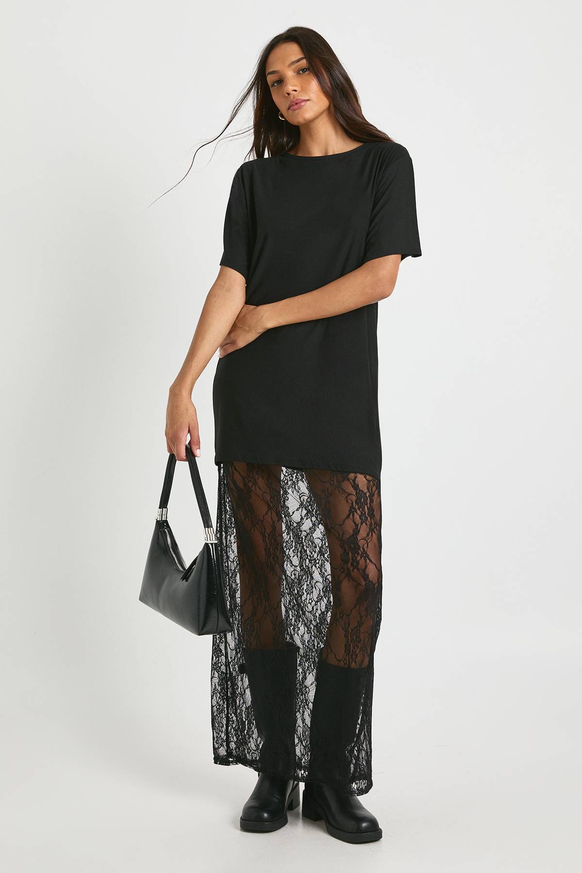 boohoo Robe t-shirt midaxi allongée avec détails en dentelle