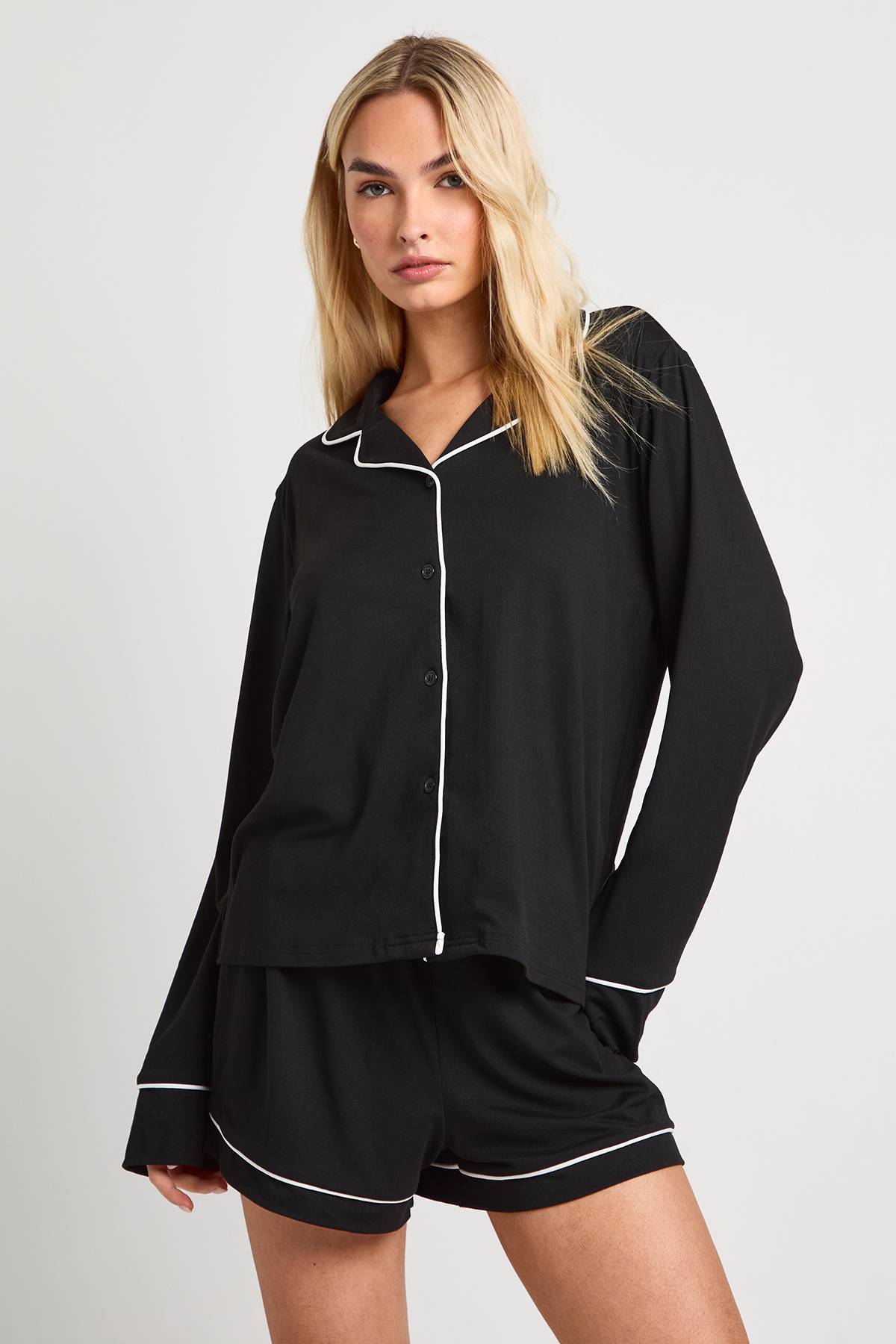 boohoo Ensemble Pyjama Chemise À Manches Longues Et Short En Jersey Avec Détails Passepoilés