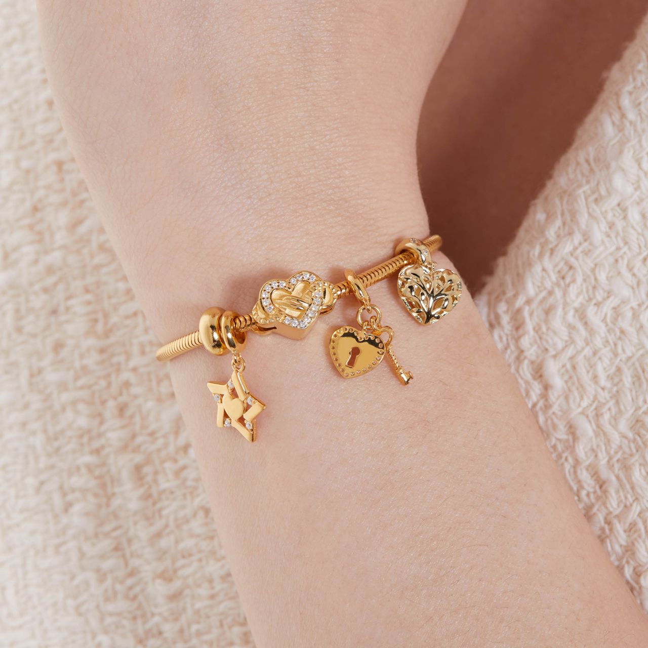 Zilveren goldplated bedel hart en infinity