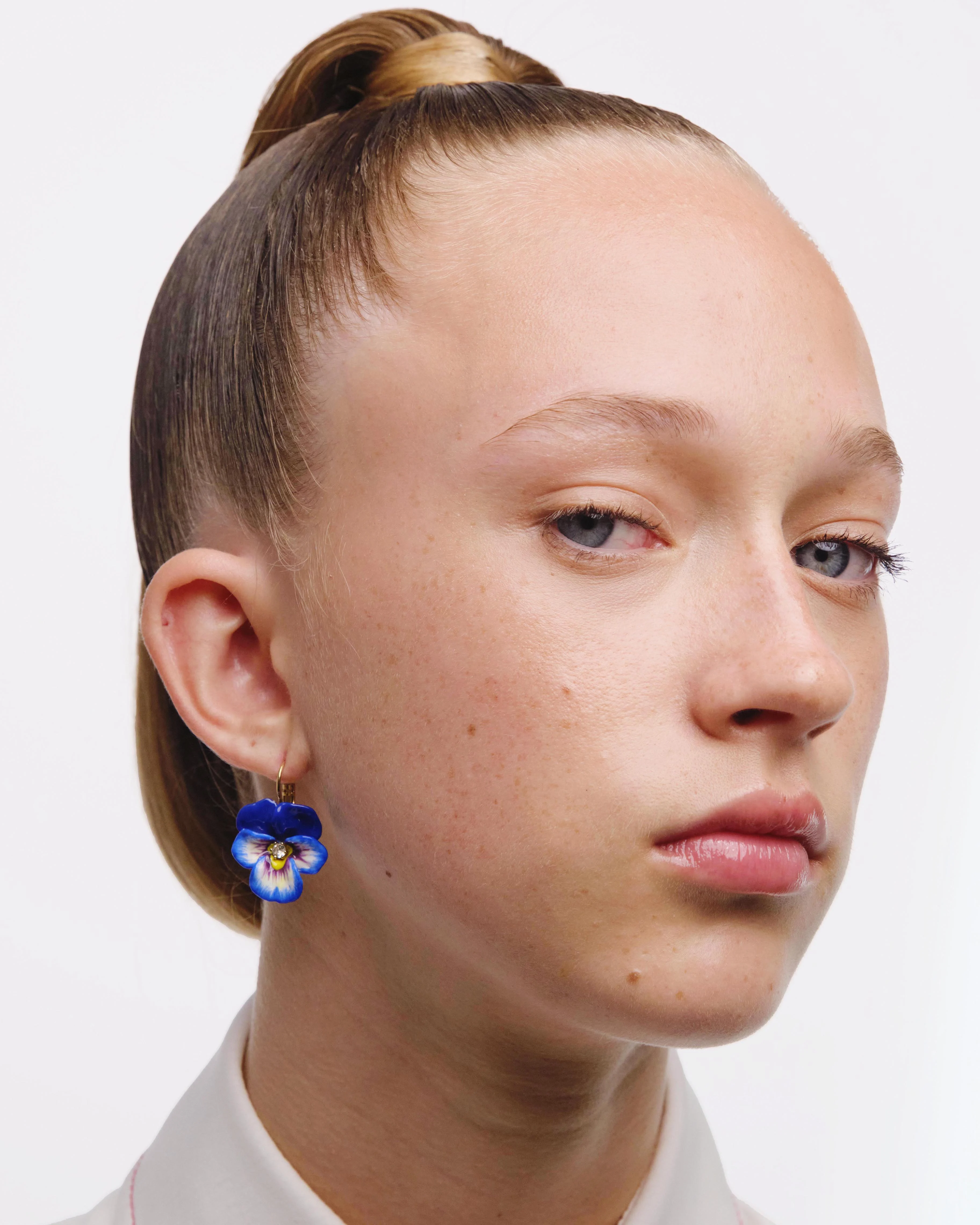 Boucles d'oreilles dormeuses pensée bleu et cristal | Bleu