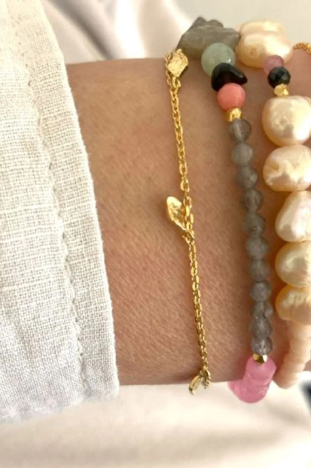 Stine A Harmony Bracelet with Calm Grey and Pink Gemstones and Khakigrey Ribbon