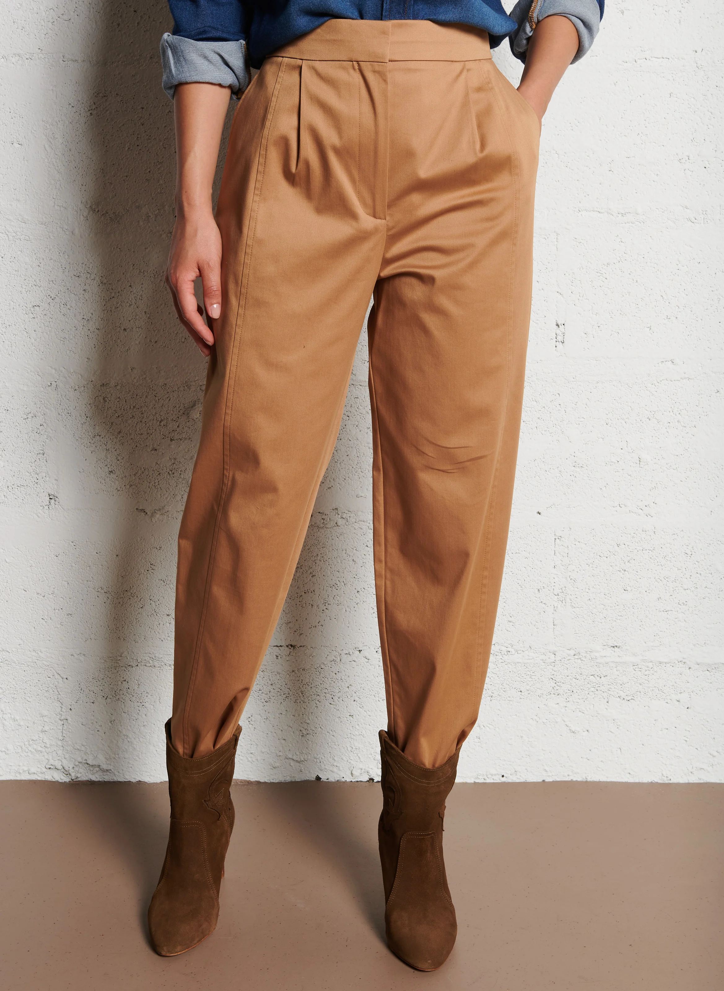 BAYA - Pantalon mom-fit en coton mélangé | Marron