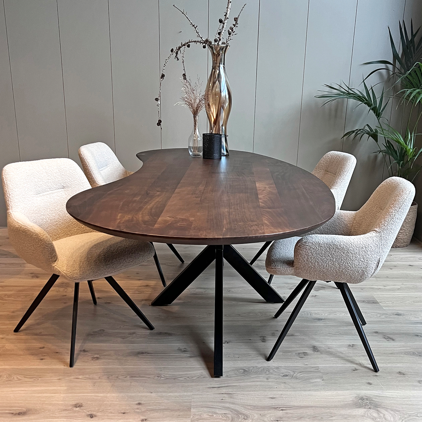 Eettafel organisch Kidney Eettafel mango organisch Kidney walnoot met spinpoot 200 cm
