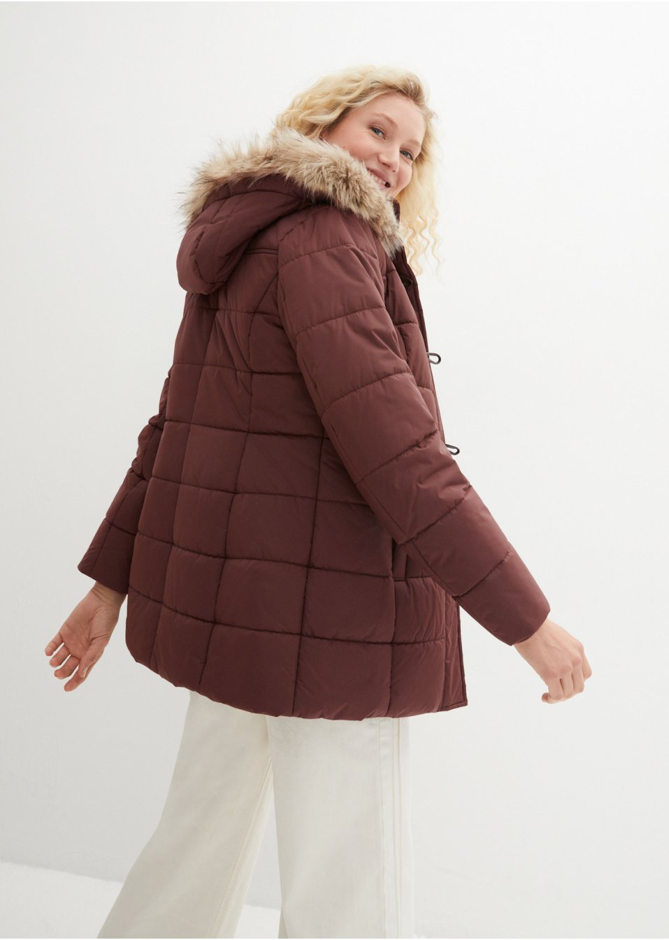 Veste à capuche avec boutons brandebourg
