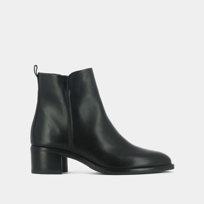 Bottines à talons et bouts pointus  en cuir noir