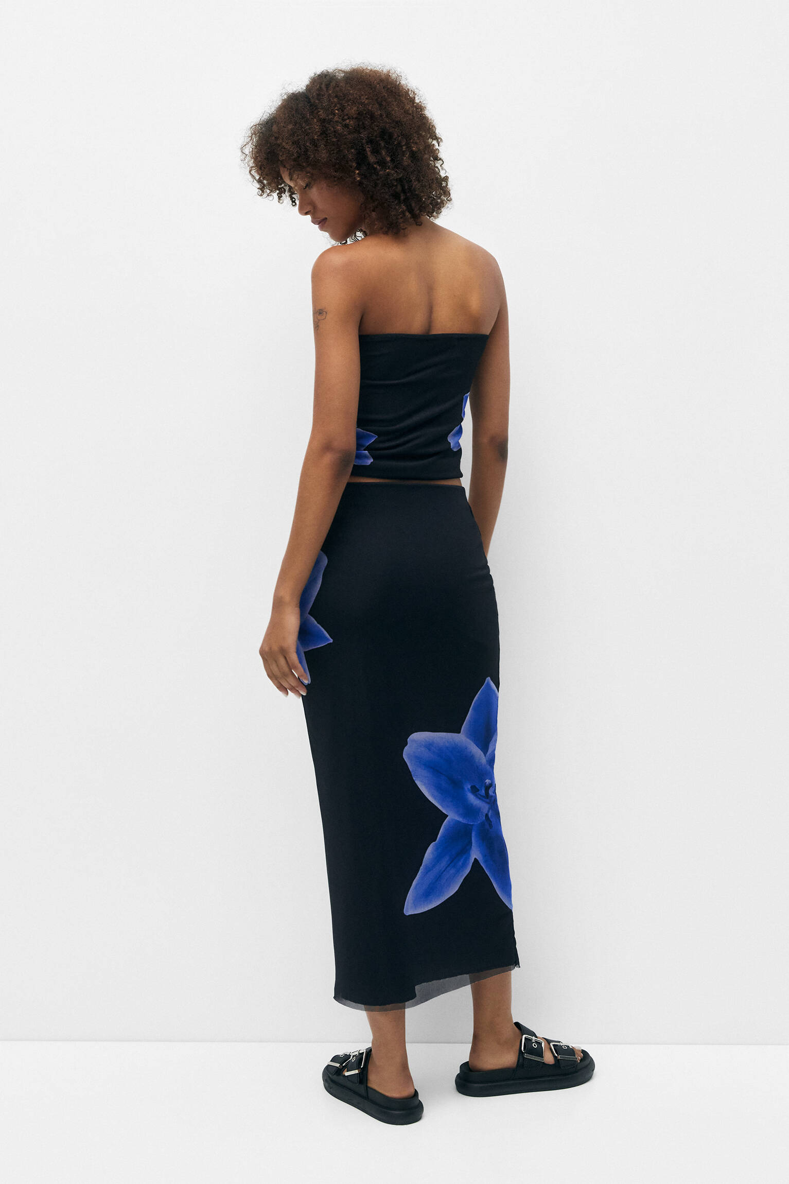 Saia midi com flor de tule - preta