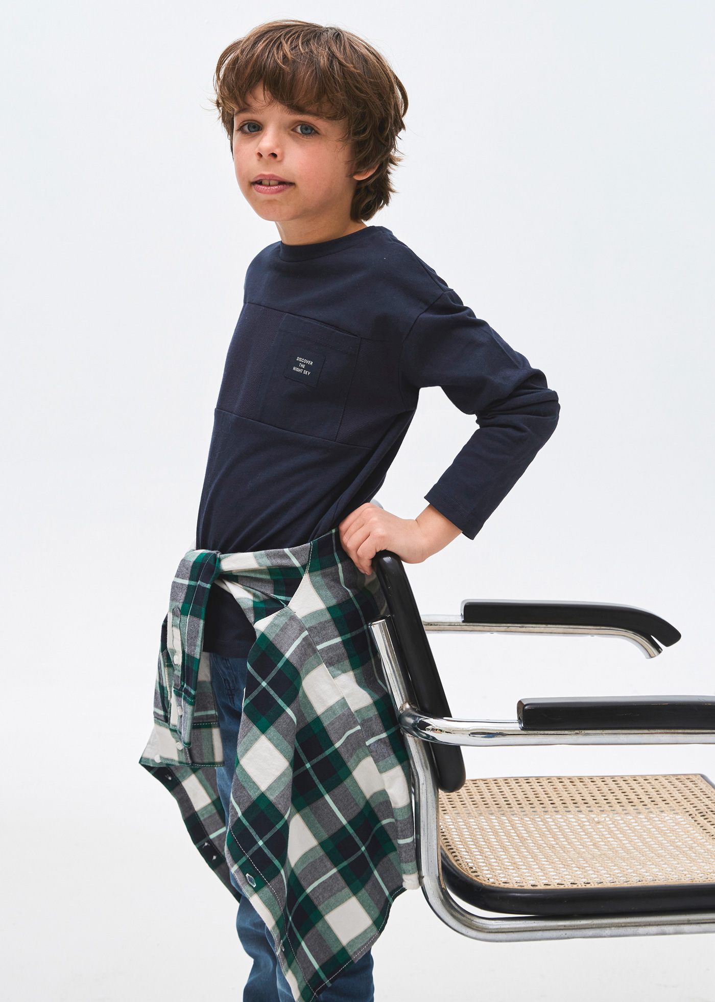 Camiseta masculina contrastante com ombros à mostra