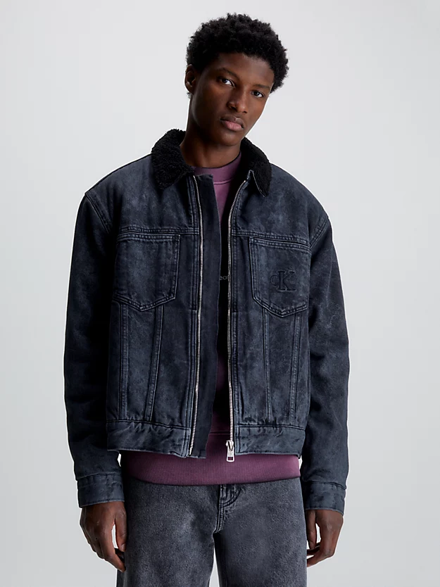 Jaqueta jeans Sherpa com zíper frontal completo.