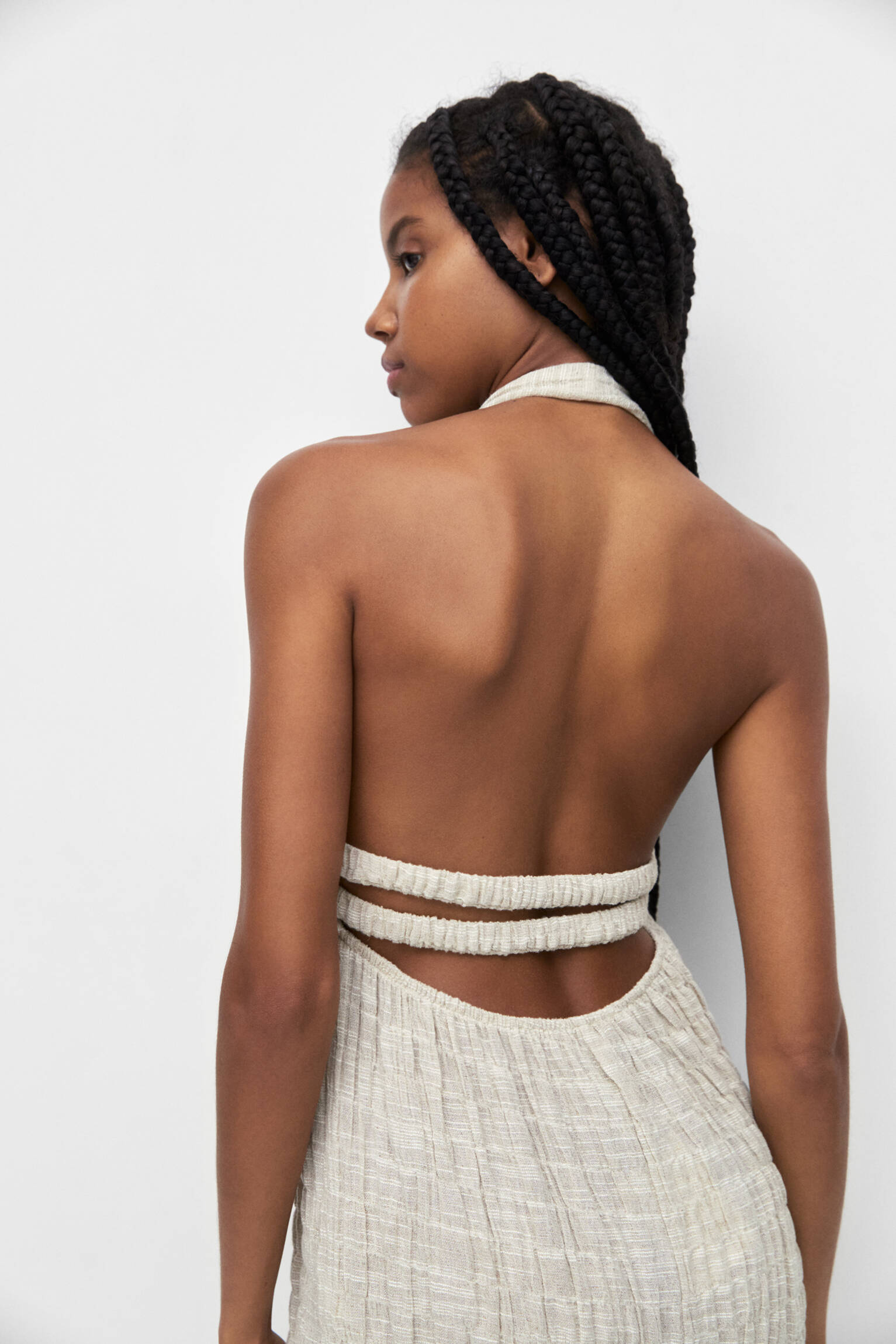 VESTIDO CURTO RÚSTICO COM DECOTE ALÇA NO PÉ - AREIA