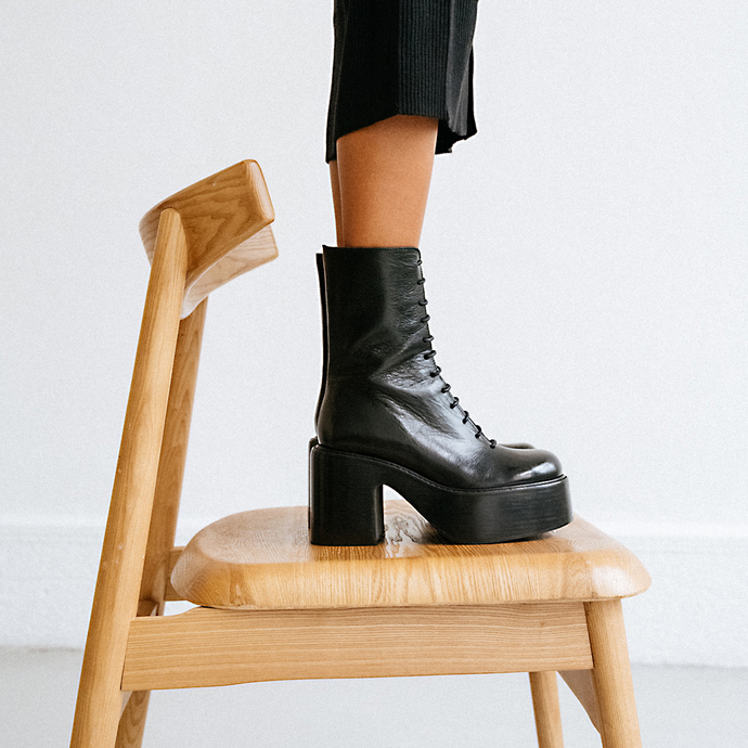 Boots à plateformes et lacets  en cuir vieilli noir
