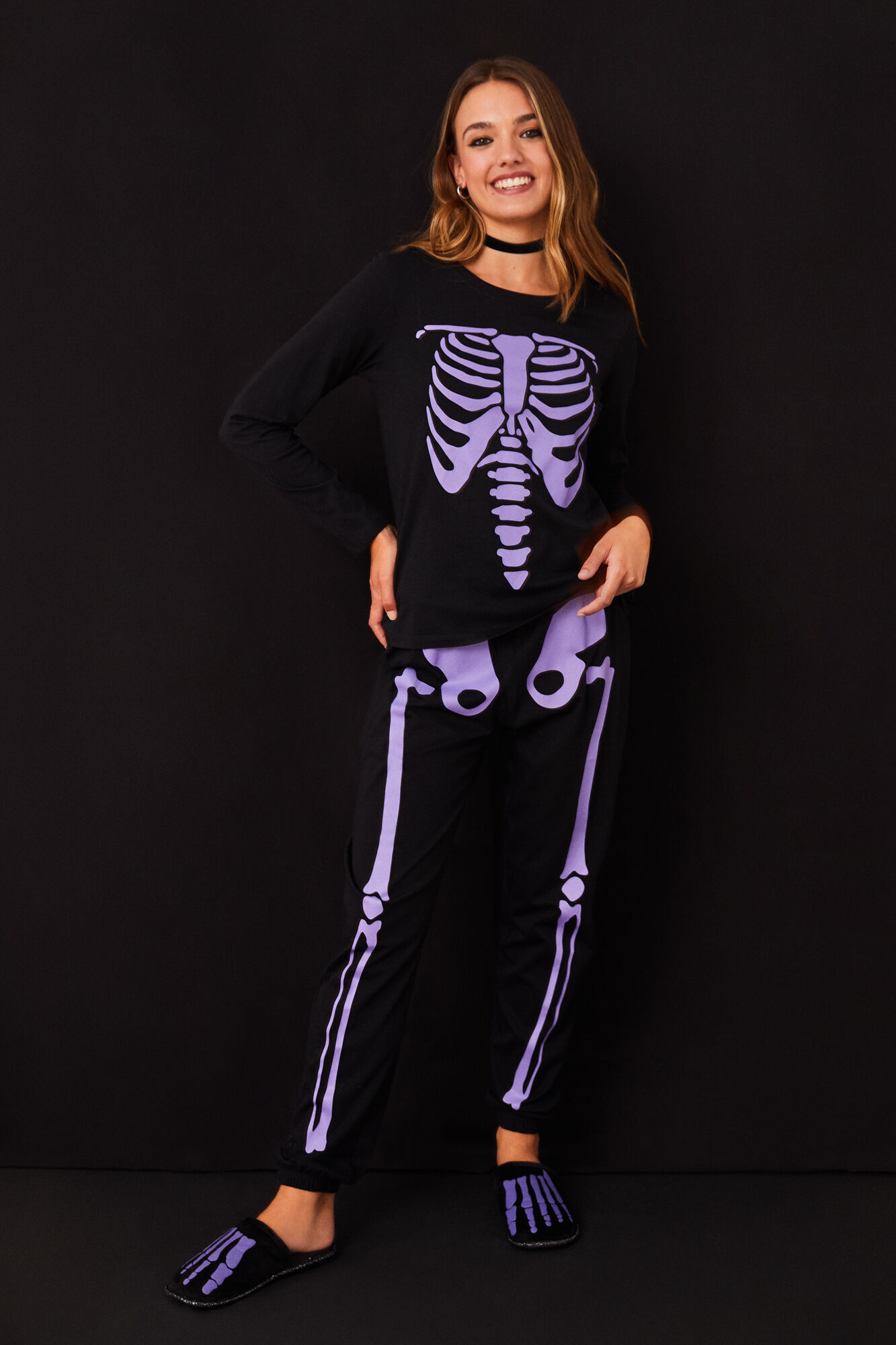 Pijama preto com estampa de esqueleto, 100% algodão.