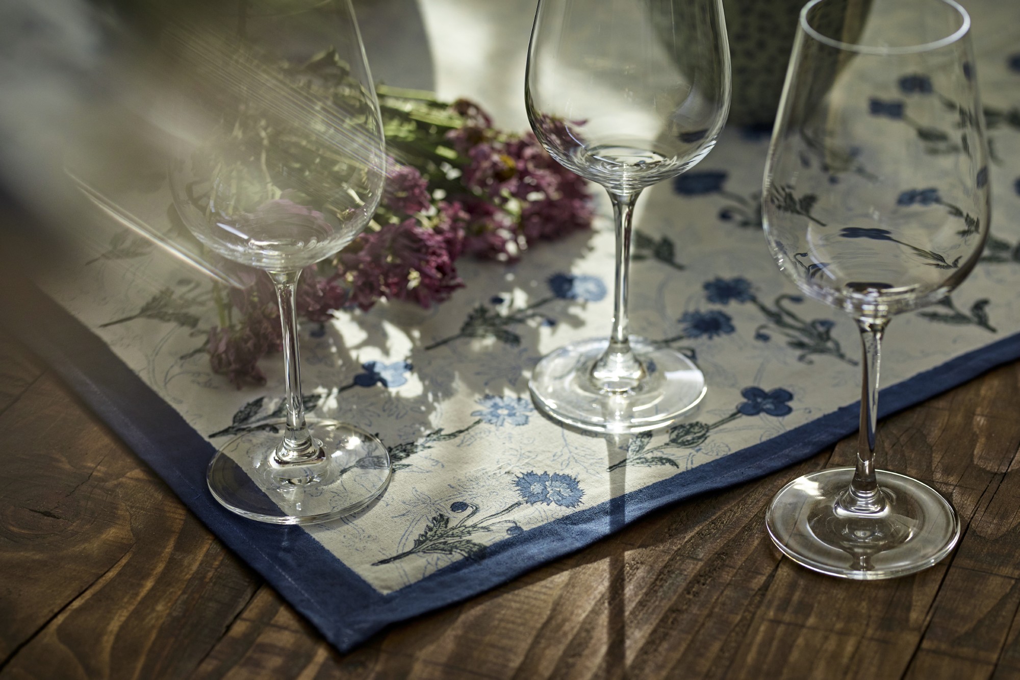 Tischdecke mit Blumenmuster, weiß, blau, T 150 cm, B 225 cm von fischer's lagerhaus