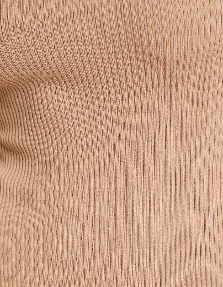 Vestido midi de manga comprida com fenda lateral