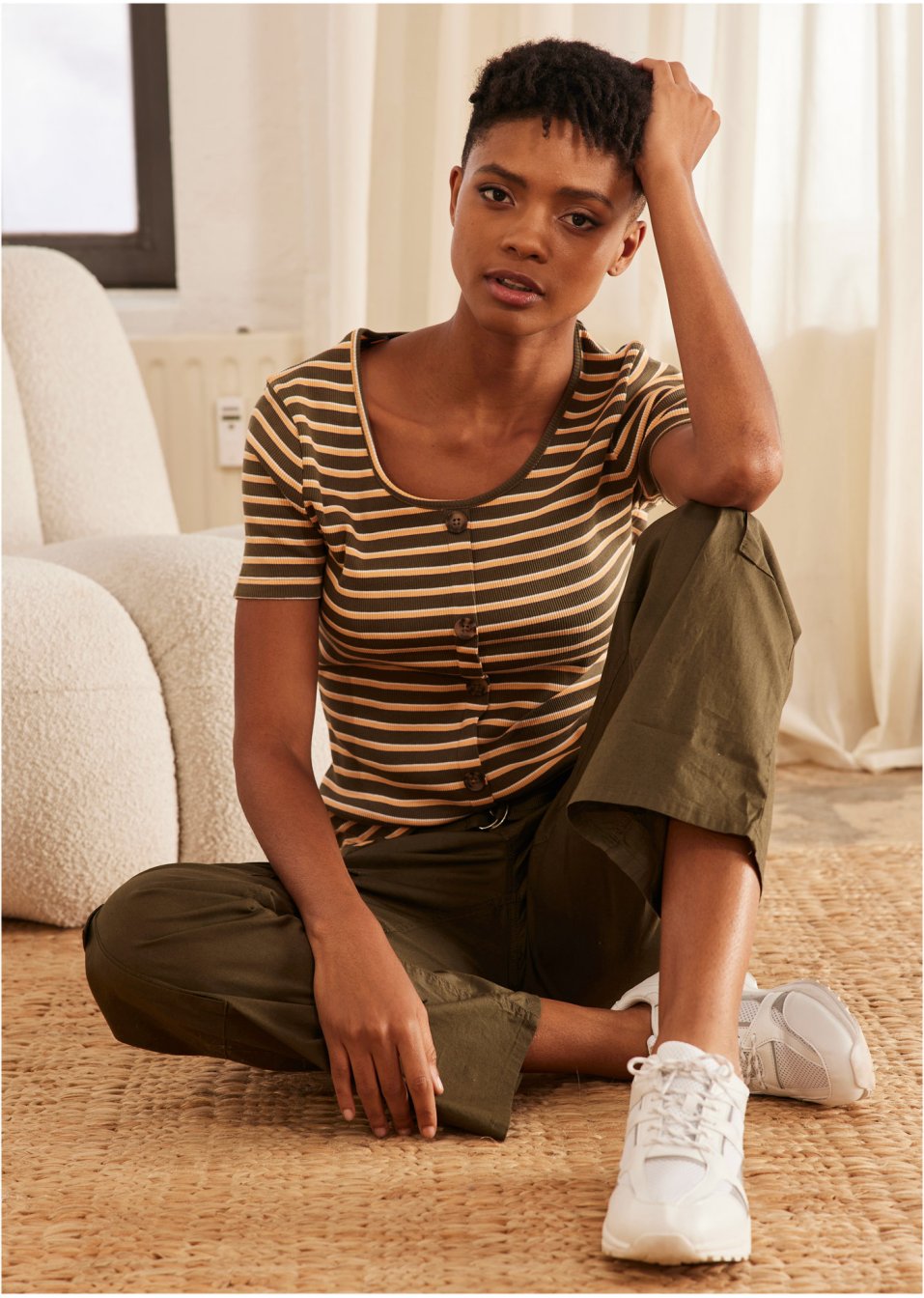 T-shirt côtelé avec boutons décoratifs