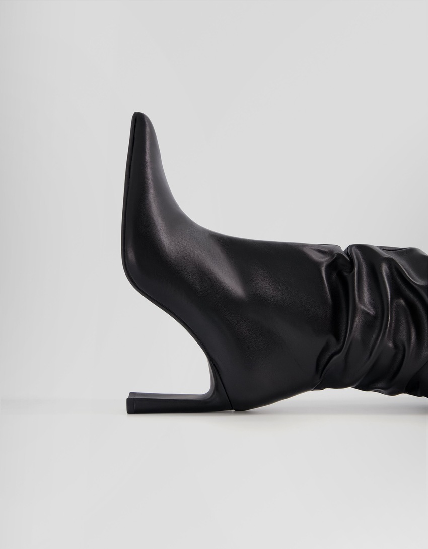 Botas de salto agulha folgadas