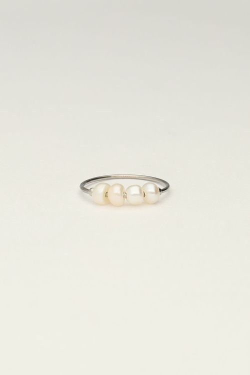 Ring met vier parels