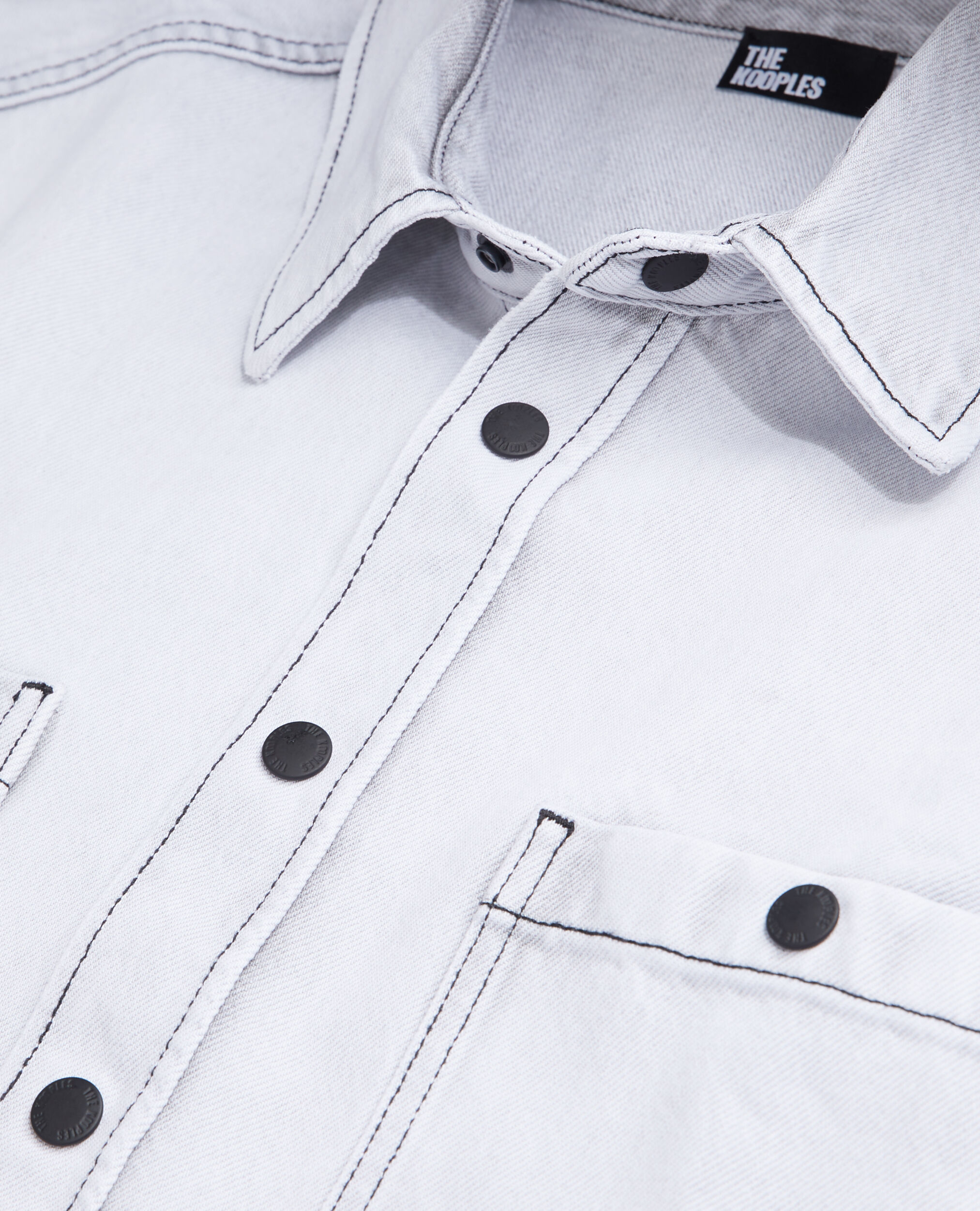 Chemise blanche en denim décoloré
