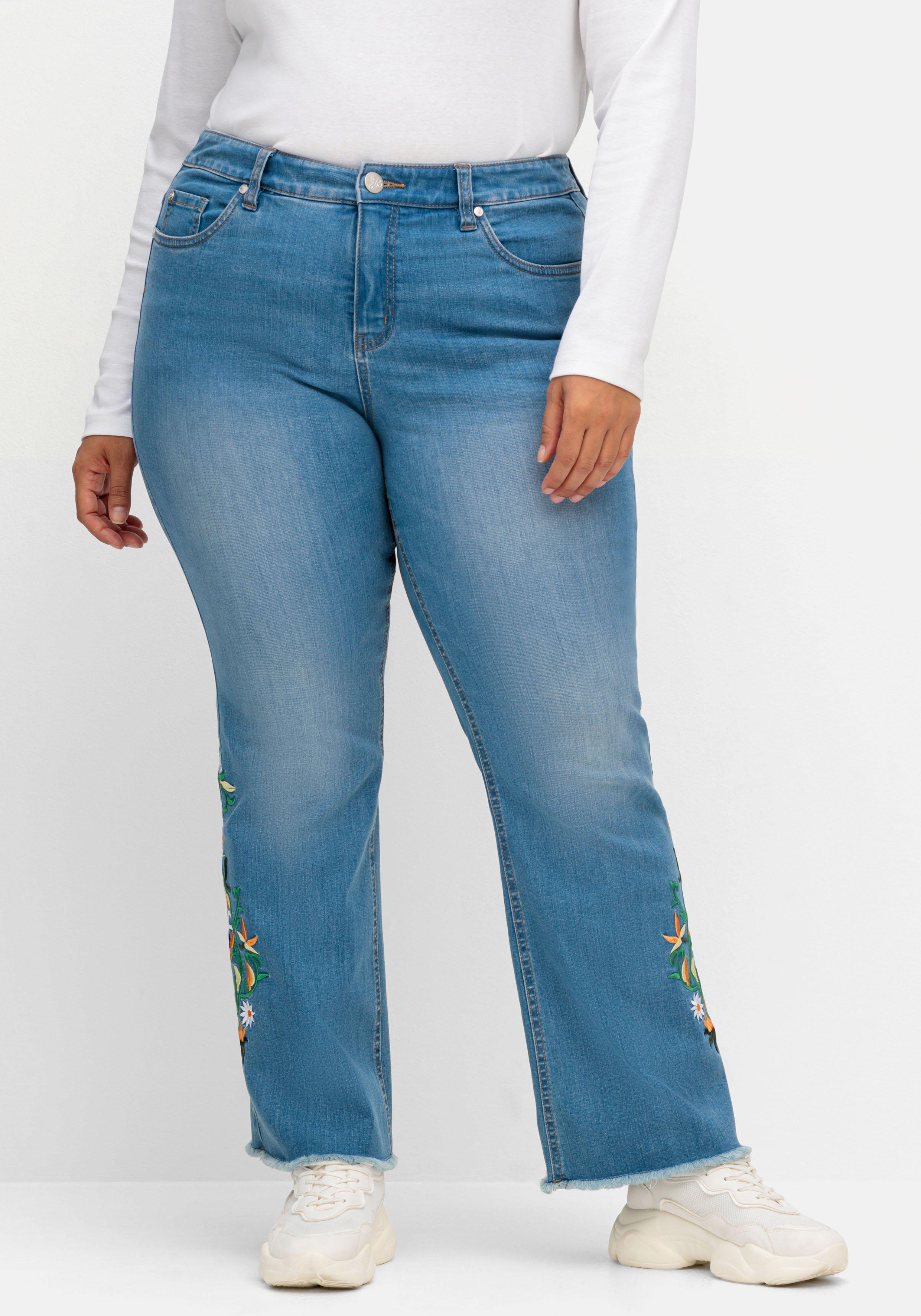 Bootcut-Jeans mit Blumenstickerei und Fransensaum