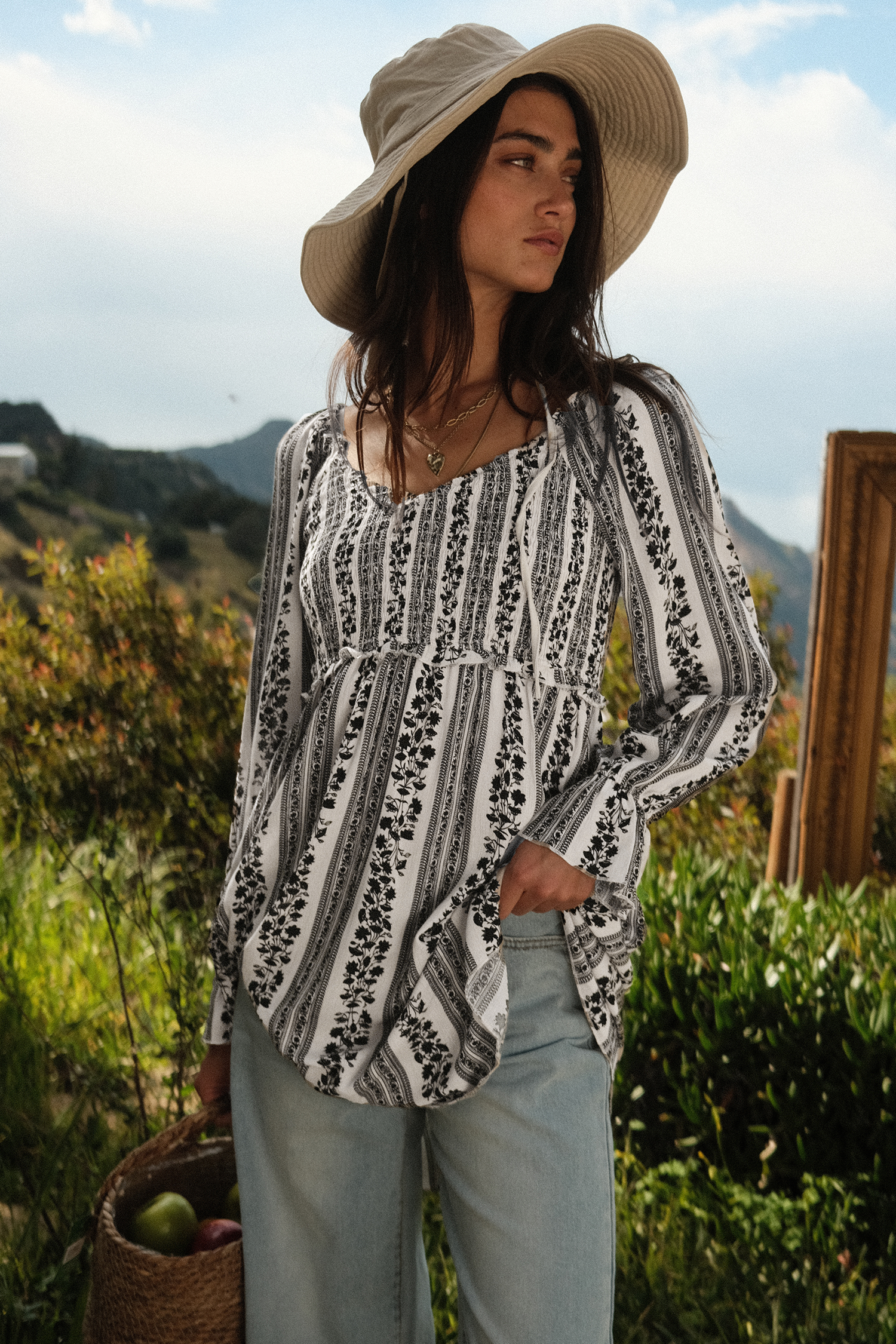 Robe avec col en losange à imprimé floral et smocks