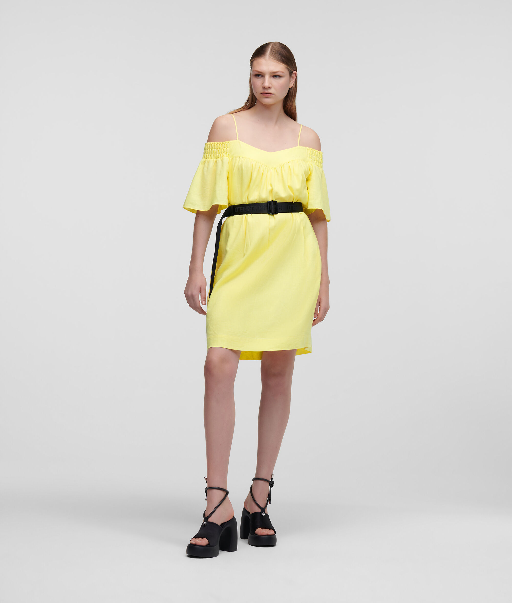 ROBE AUX ÉPAULES DÉNUDÉES AVEC CEINTURE