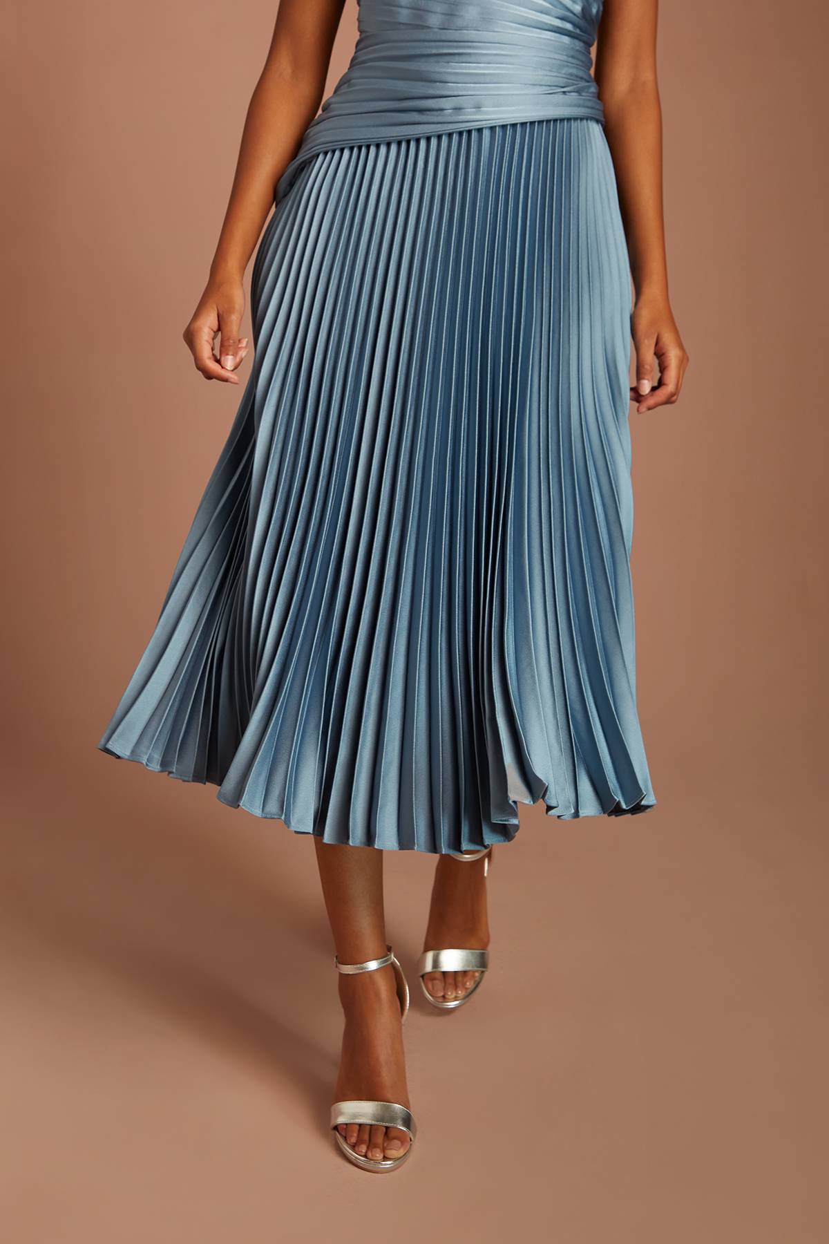 Coast Robe Midi Sans Manches Petite Avec Détails Plissés Au Corsage Et À La Jupe