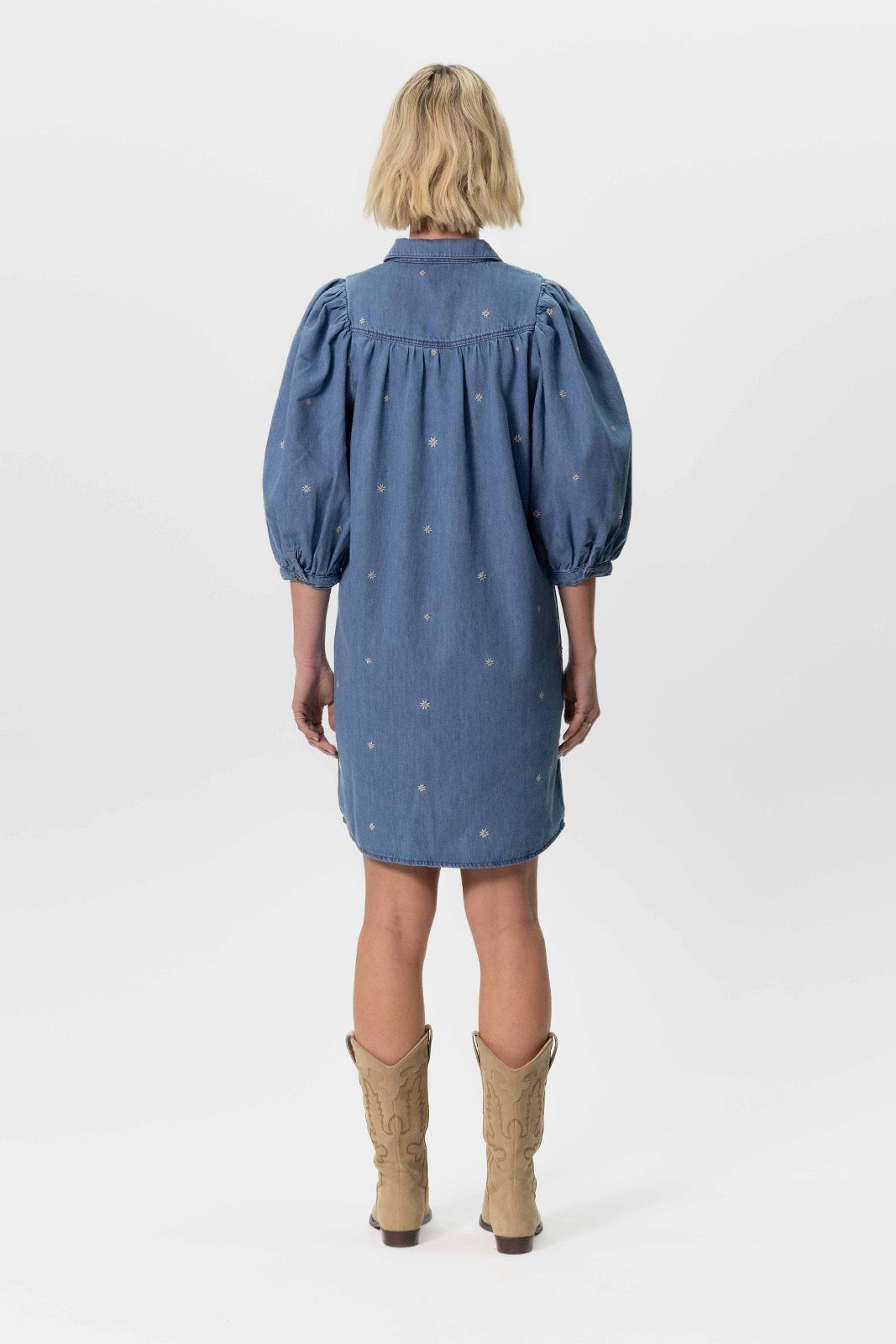 Denim jurk met pofmouwen en madeliefjes embroidery