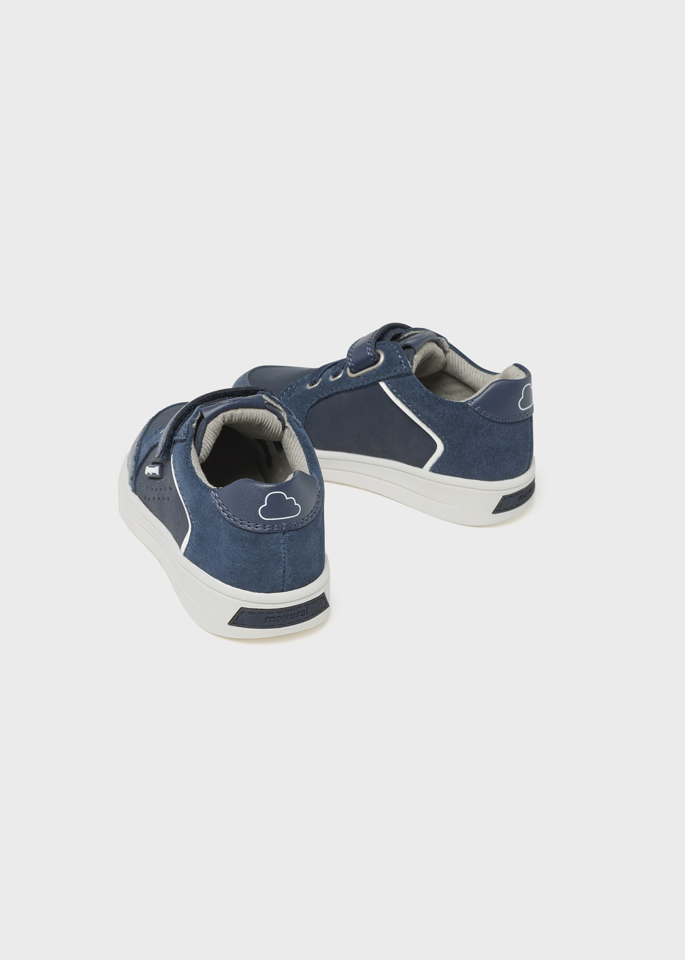 Roupa esportiva infantil para a pele