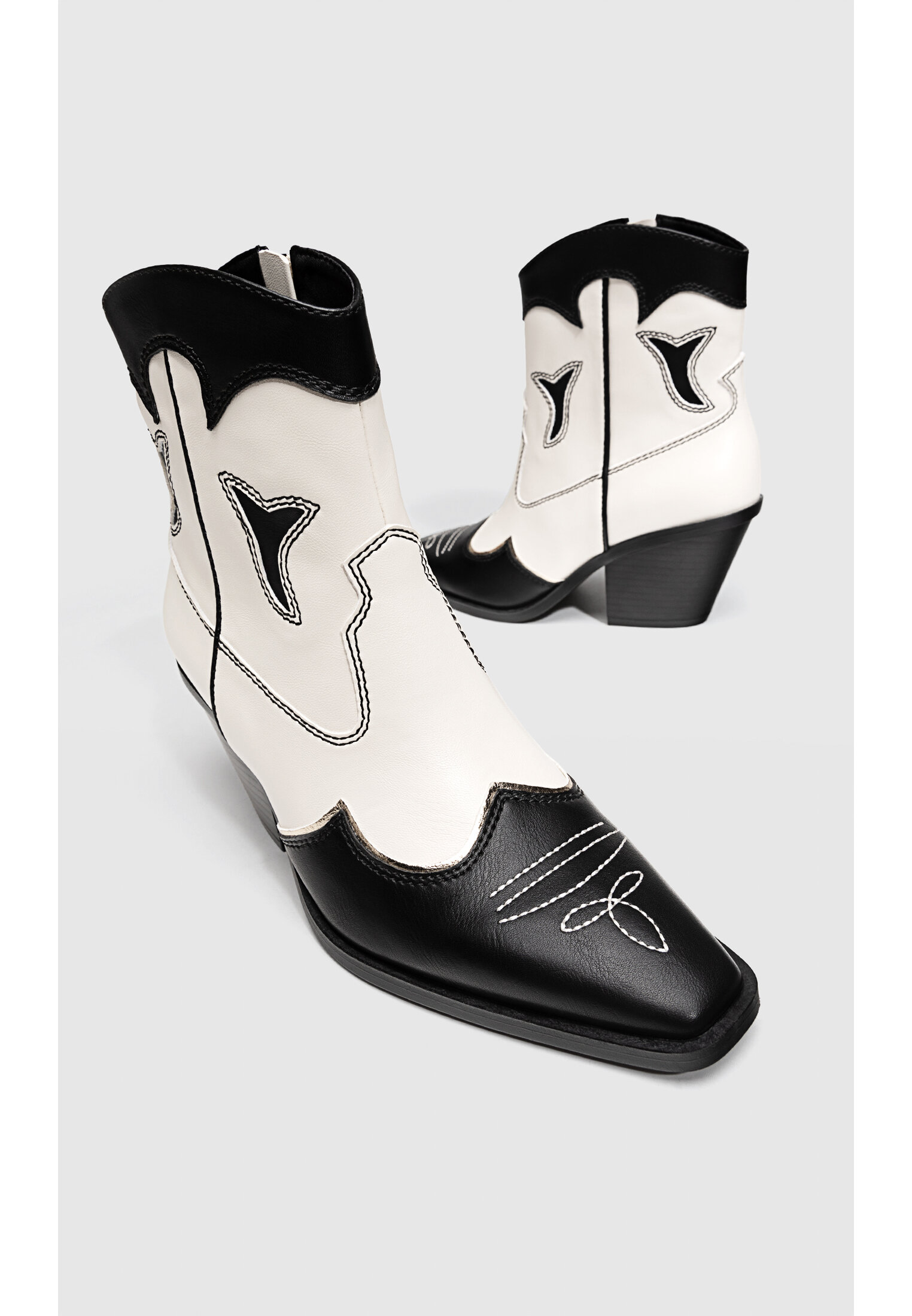 Botas de cano curto estilo cowboy com detalhes