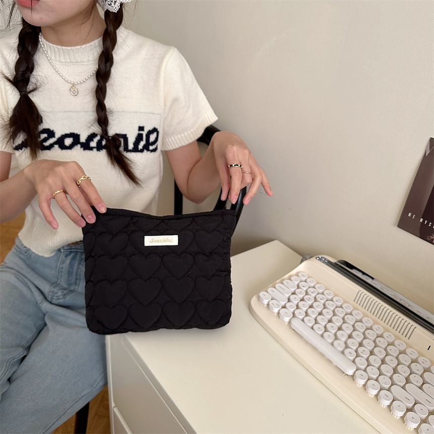 Bitabis - Gewatteerde make-uptas / clutch met letters en hartjesmotief