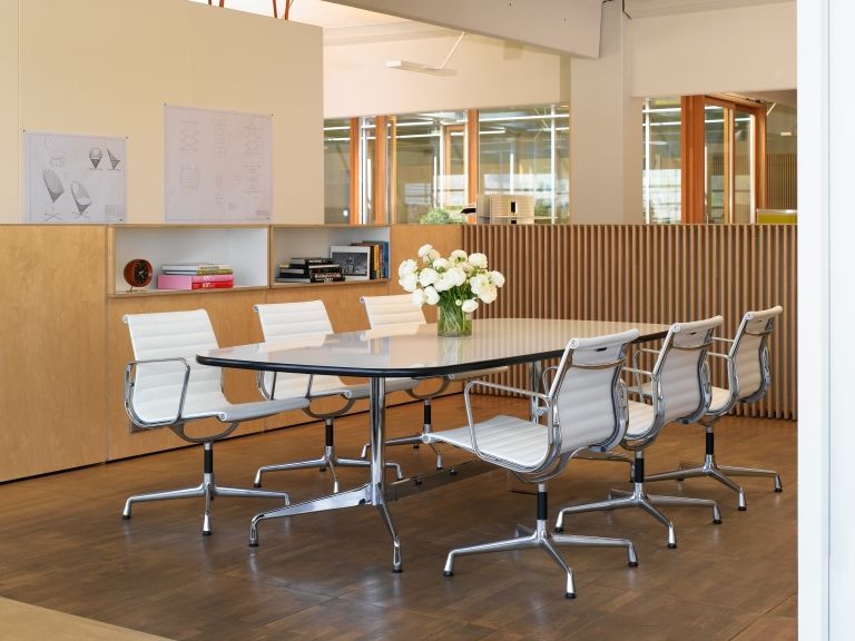 Vitra EA 107 stoel Hopsak Nero, onderstel verchroomd