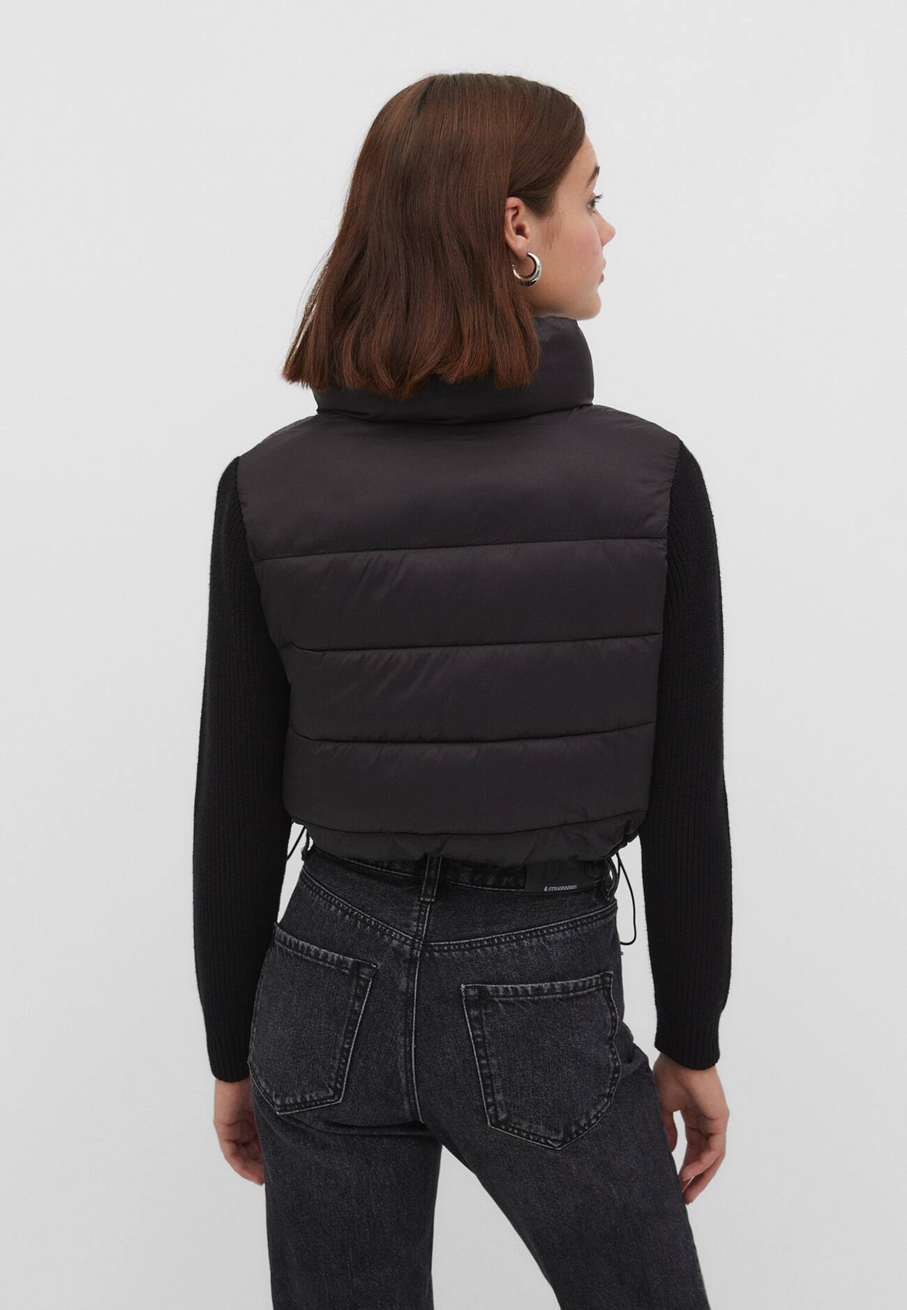 Jaqueta puffer com mangas de tricô grosso