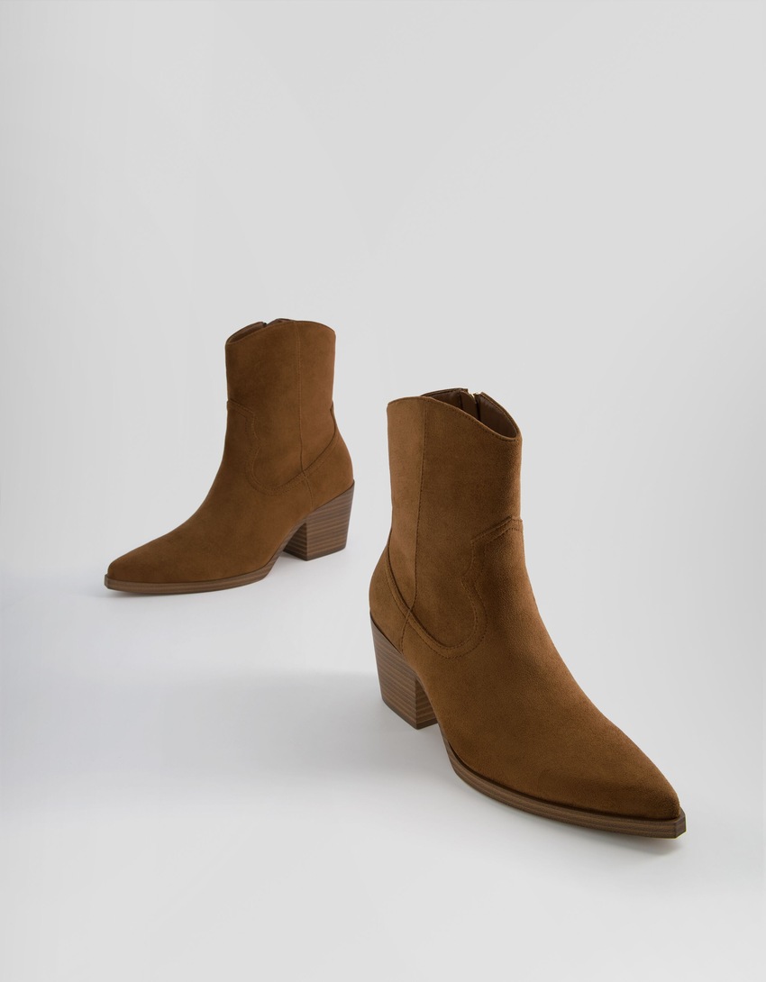 Botas de cowboy de tecido com salto alto e zíper.