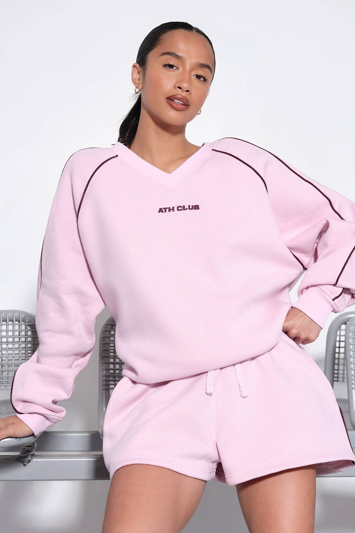 boohoo Ensemble De Survêtement Court Brodé Ath Club À Col En V Avec Passepoil