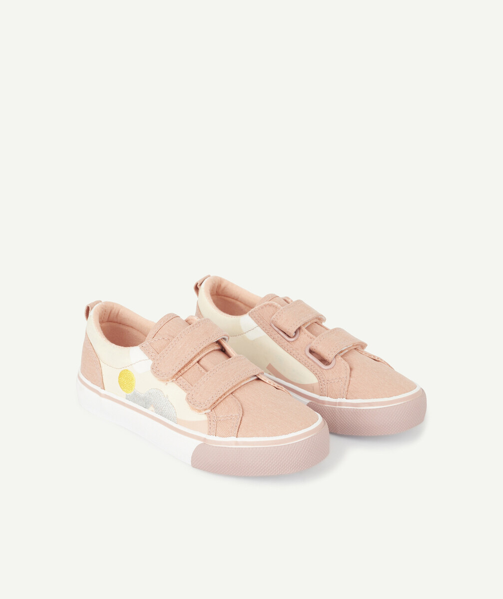 LES BASKETS BASSES ROSES AVEC MOTIFS EN RELIEF COLORÉS