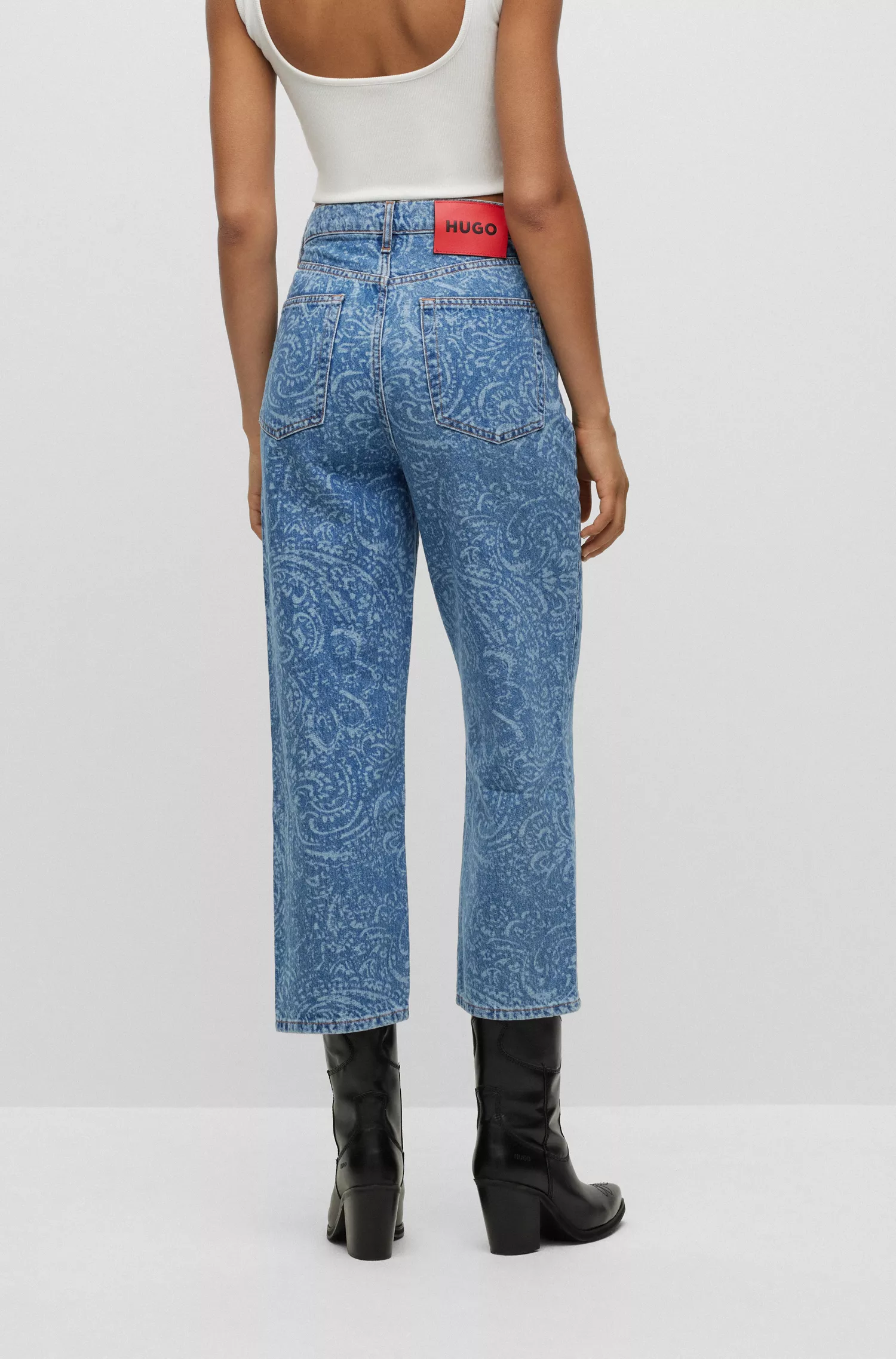 Calça jeans HUGO vermelha, corte moderno, em denim rígido com estampa paisley.