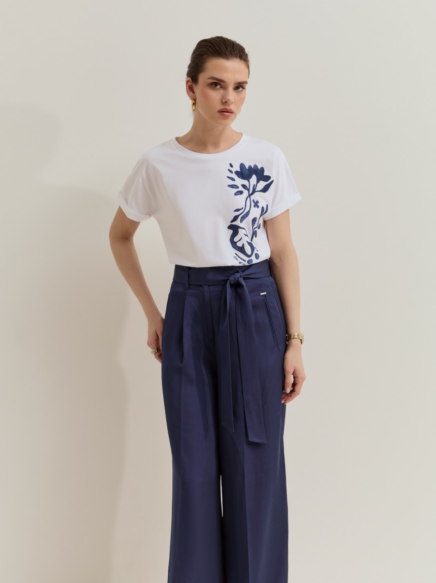 T-shirt em algodão com aplicação floral