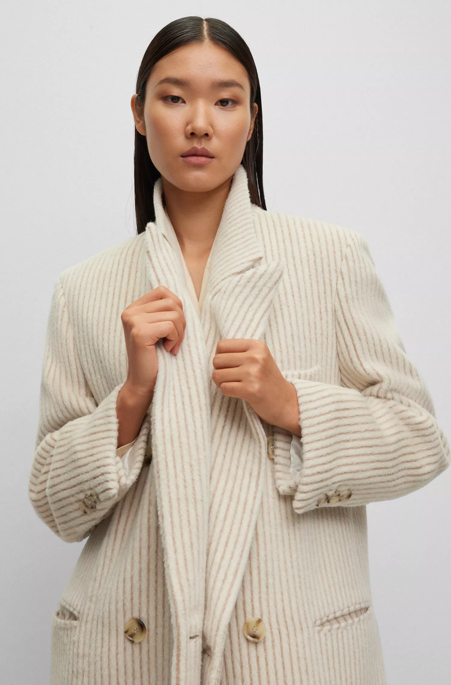 Casaco oversized BOSS com risca de giz preta em alpaca e lã.