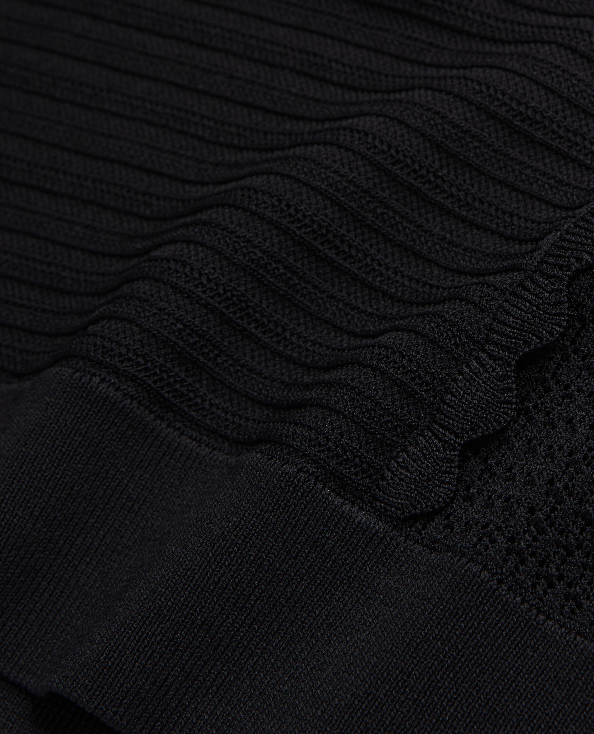 Pull noir en maille ajourée