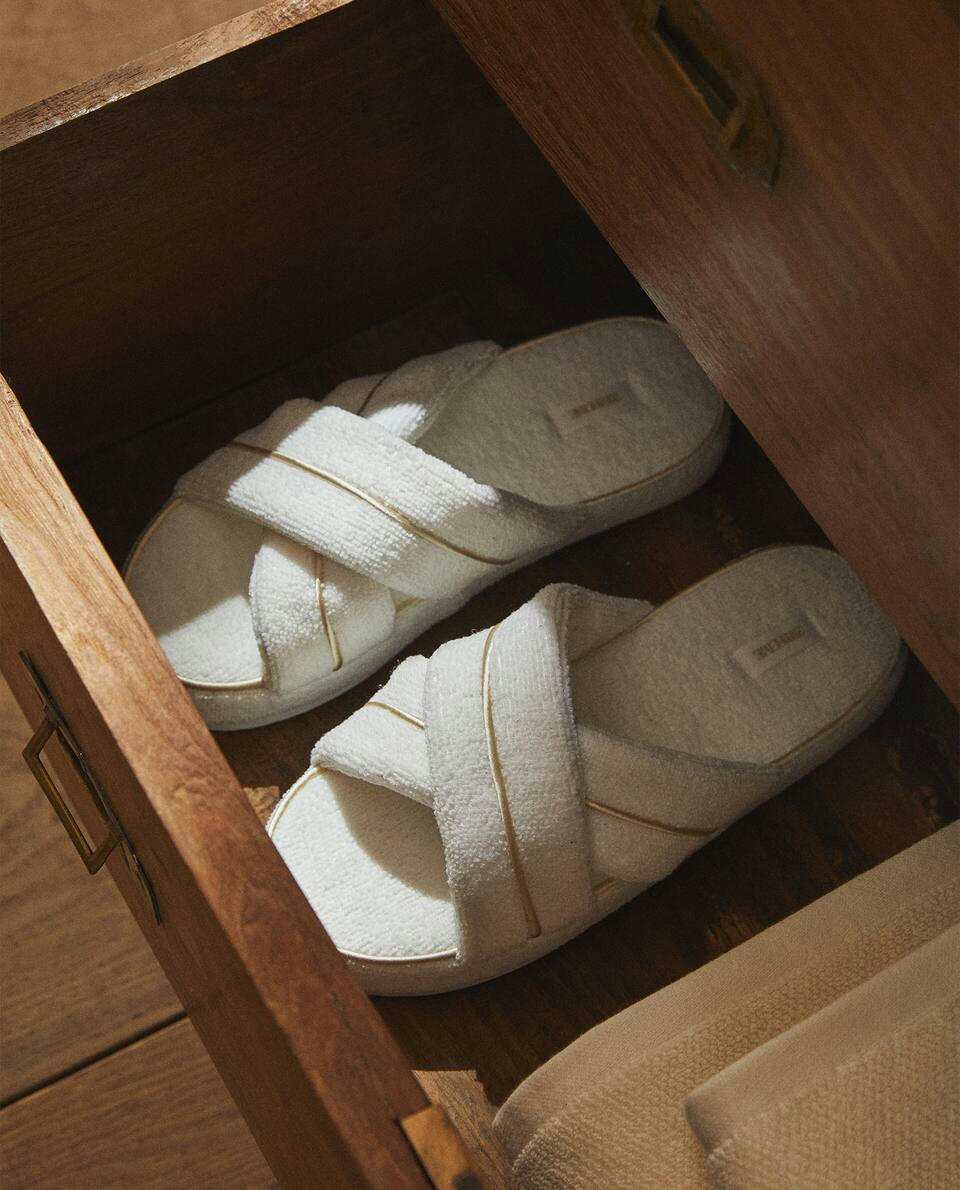 CHINELOS DE FOLHA COM DETALHE EM VIÉS