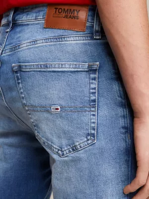 Calça jeans slim fit afunilada e desbotada
