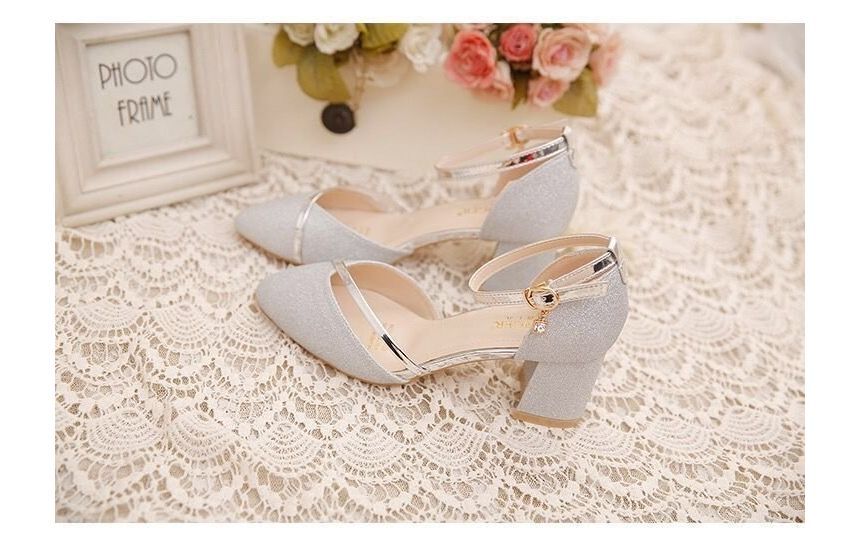 Terute - Puntige neus met blokhak en enkelbandje, glitter D'Orsay pumps
