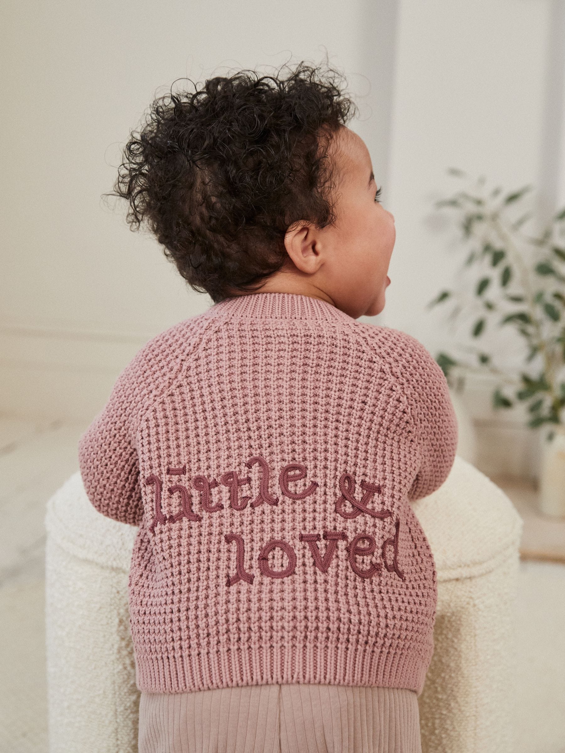 Roze - Gebreid babyvestje met geborduurde slogan op de rug (0mnd-2jr)