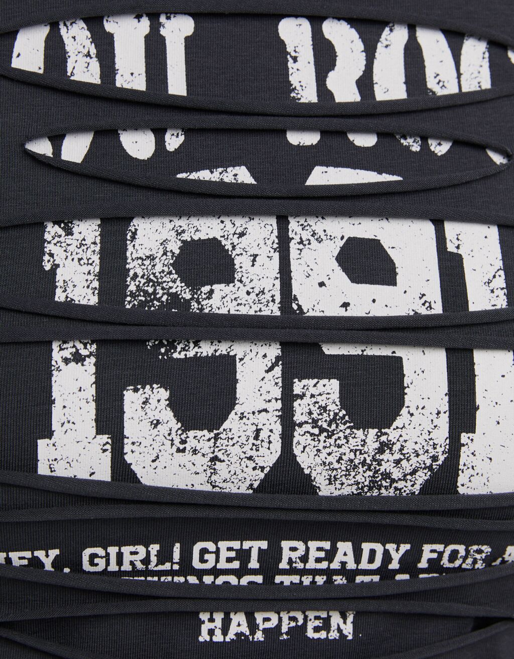 Camiseta de manga curta com camada dupla, costuras e estampa.
