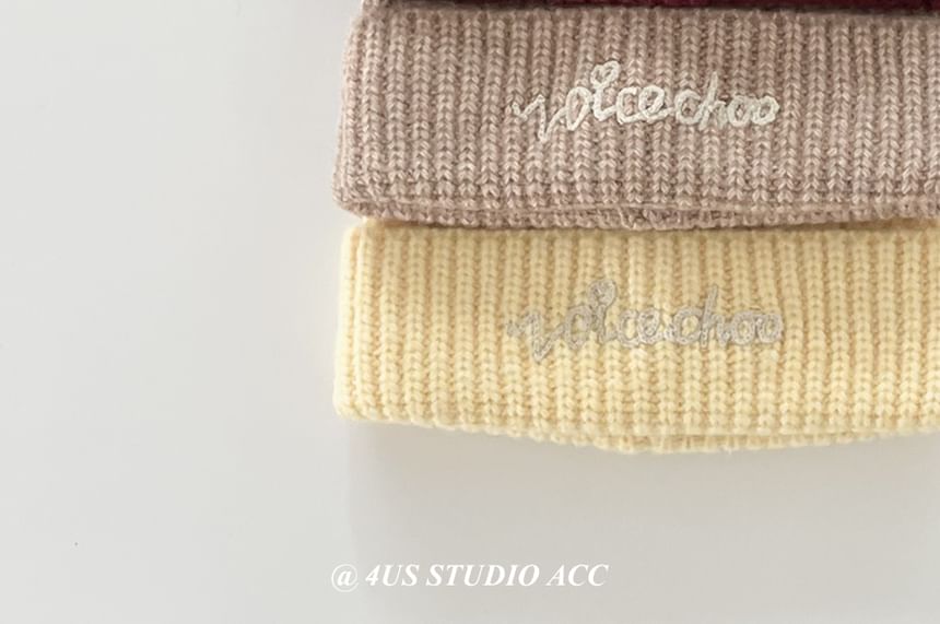 4.4 STUDIO - Geborduurde gebreide muts met letters