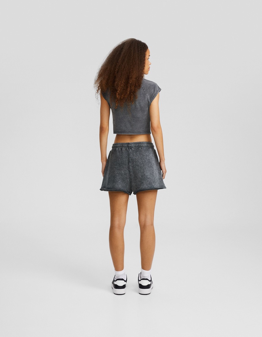 Shorts de pelúcia com efeito desbotado