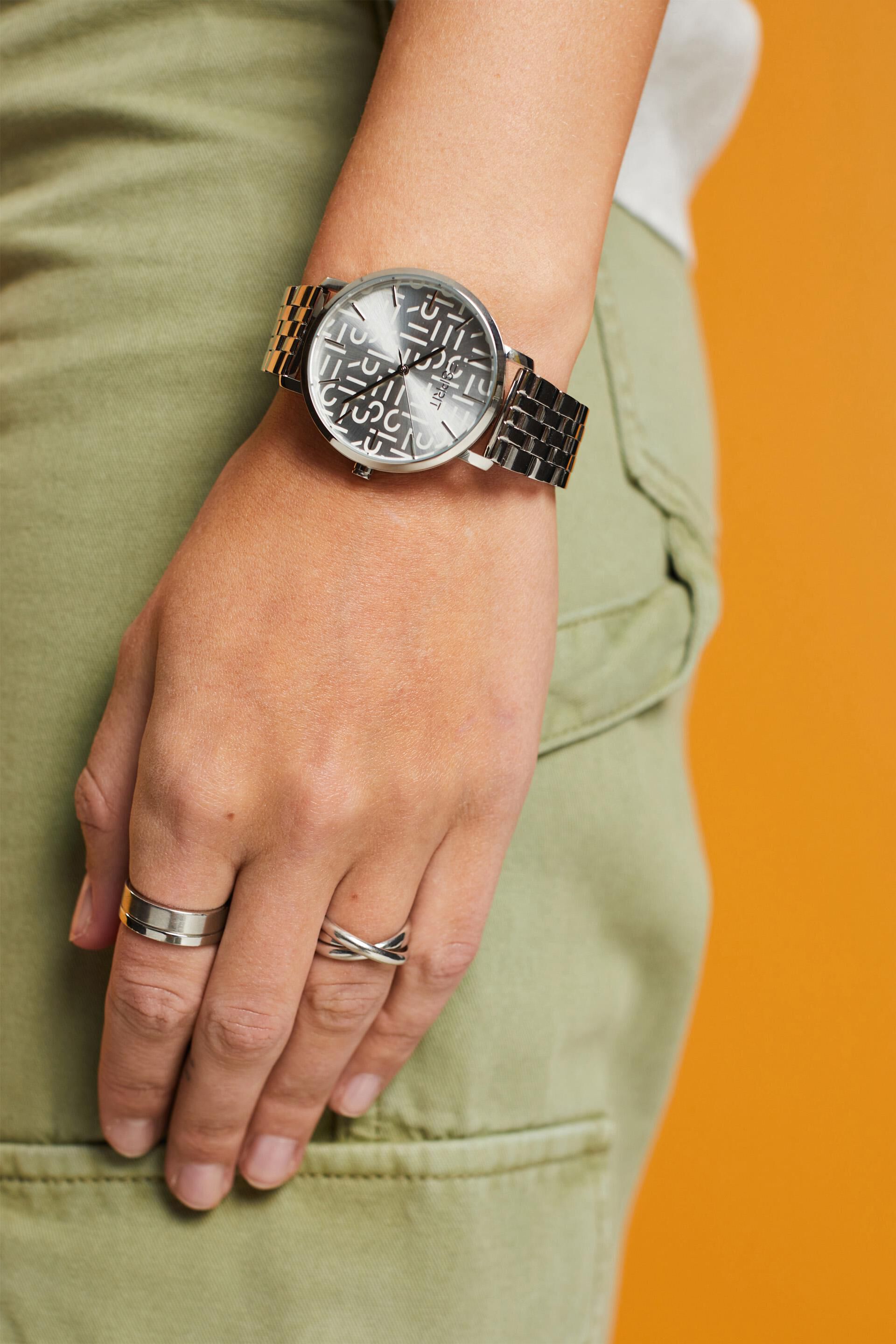 Montre en acier inoxydable à cadran orné du logo