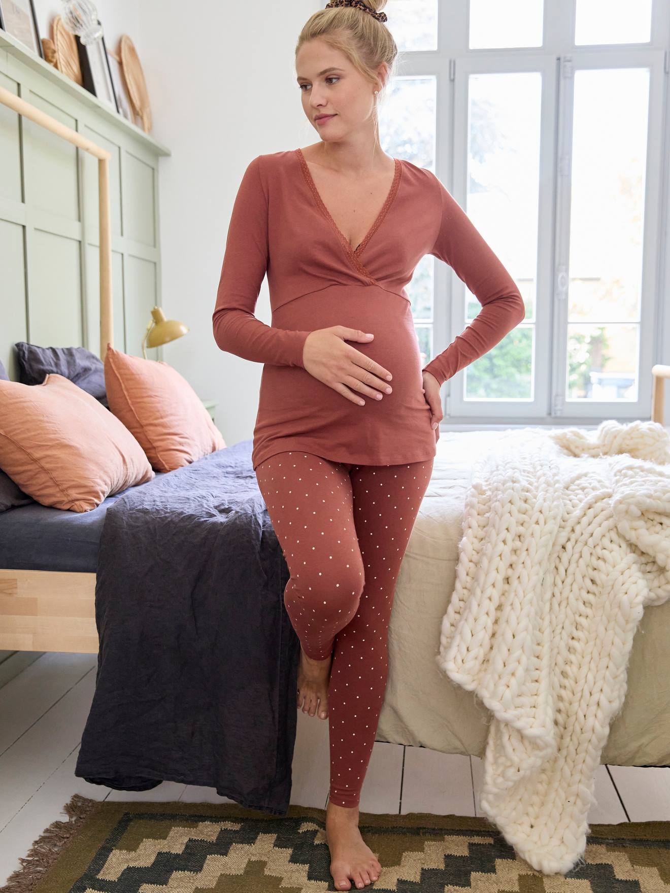 Conjunto de duas peças com pijama de maternidade e amamentação na cor argila.