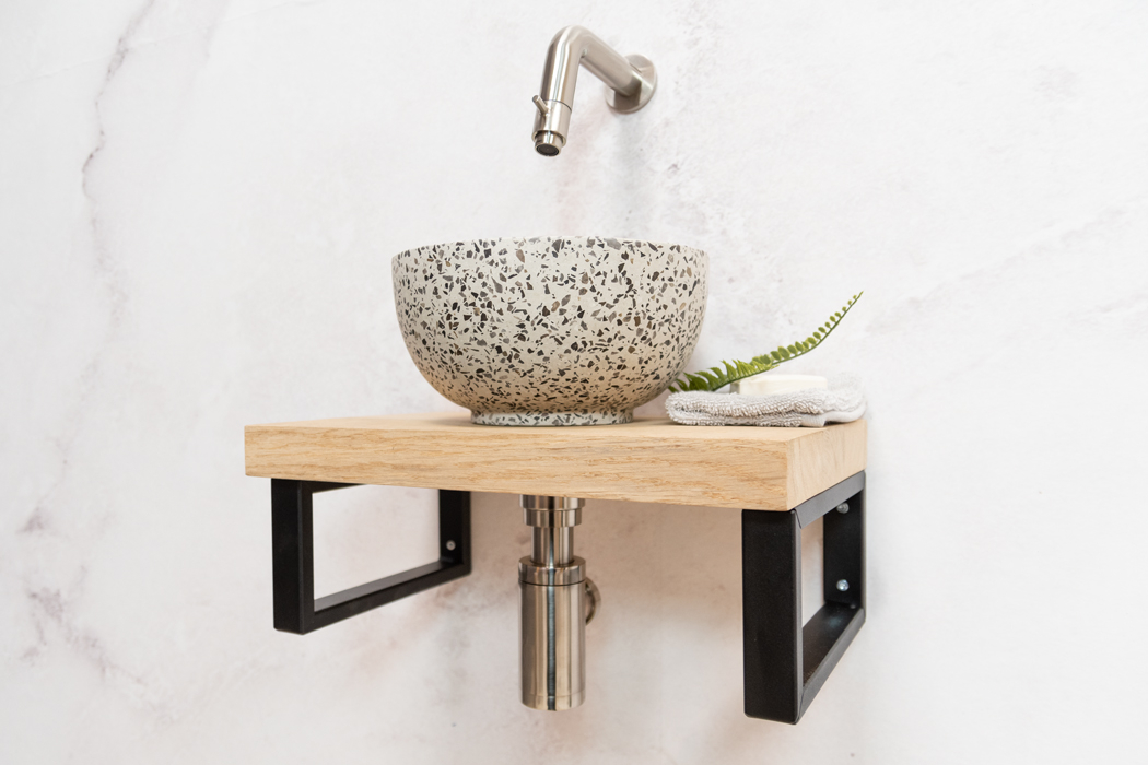 Saniclear Baru fonteinset met eiken plank, zwart-witte terrazzo waskom en RVS kraan voor in het toilet