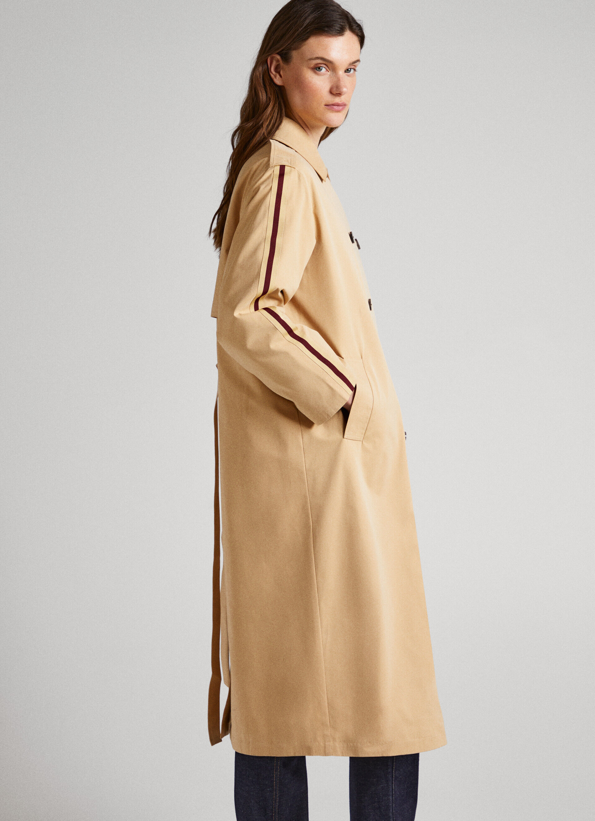 Trench coat clássico de corte relaxado - bege camelo