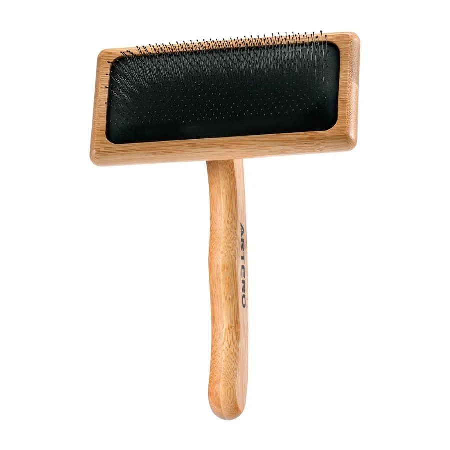Escova Artero Nature Collection com cerdas finas protegidas para cães e gatos.